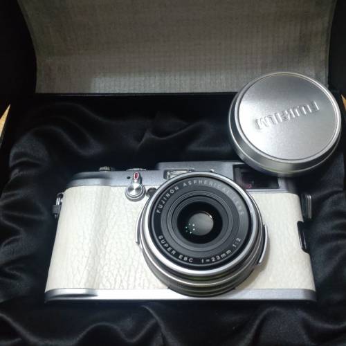 Fujifilm X100 第一代，香港特別顔色版。