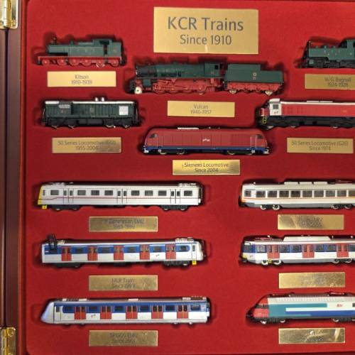 （已售Sold) KCR 九廣鐵路 1910-2007 百年紀念全套 (12架火車+6枚歷代襟章)