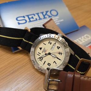 Seiko 5 精工 5   型號 SPR757K1