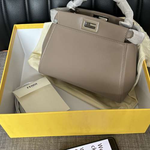 Fendi Peekaboo 小貓包