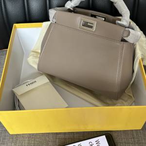 Fendi Peekaboo 小貓包
