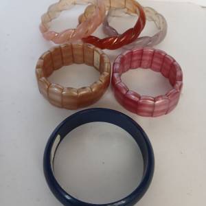 一手樹脂手串古舊入口存貨如照片清貨價共售300元， 歡迎出價售給有緣人 no.D16.4.26