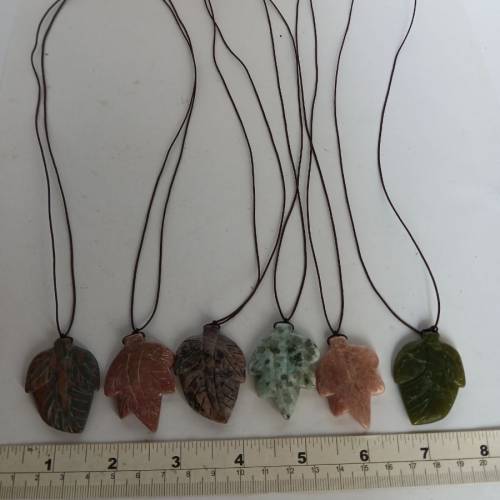一手六個天然半寶石 雙面雕刻樹葉 大約1.5吋 象徵事業學業有成 配上橡筋繩如照片， ...