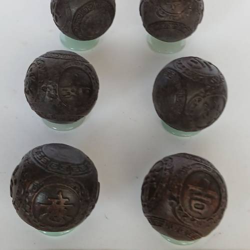 一手三對六個沉香木雕刻有如意吉祥， 雙用途 可作健身球 或者配 上平安玉扣 作底座...