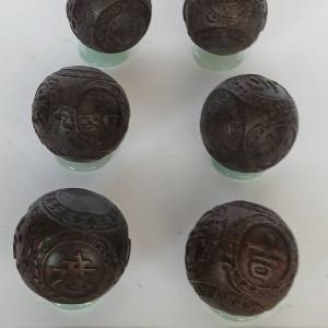 一手三對六個沉香木雕刻有如意吉祥， 雙用途 可作健身球 或者配 上平安玉扣 作底座...