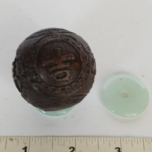 一手三對六個沉香木雕刻有如意吉祥， 雙用途 可作健身球 或者配 上平安玉扣 作底座...