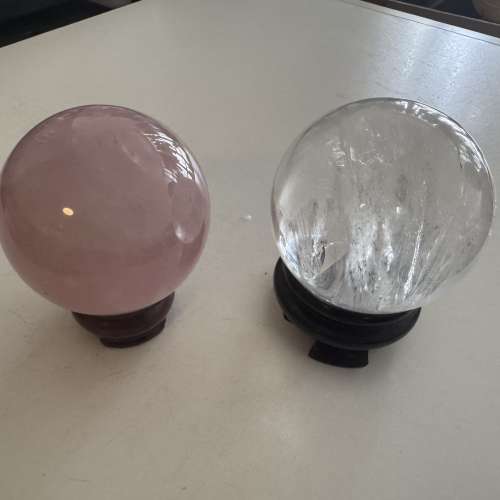 粉色水晶球和透明水晶球