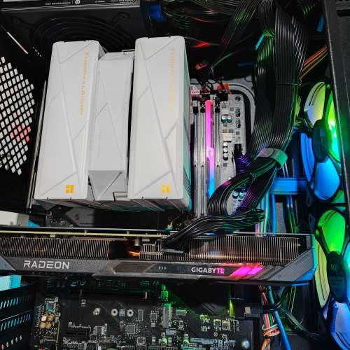 出售電競電腦AMD Ryzen5 5600X - GIGABYTE RX 9060XT GAMING OC 8G