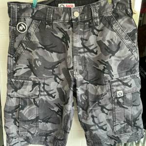 Aape UNVS 迷彩短褲 M size, 清屋放售 HK$100.00。