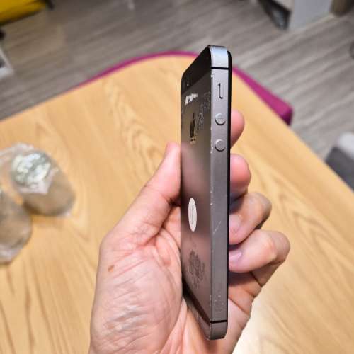 Apple iPhone SE 32GB Silver 銀色 (電池發脹需要更換)