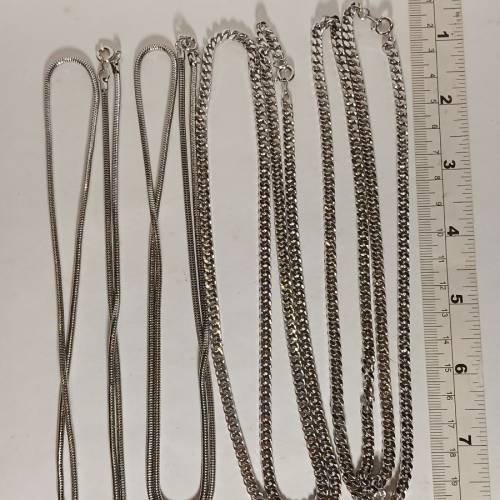 一手兩條 4mm側身銅頸鏈約30吋 及兩條2mm圆蛇骨鏈30寸， 電鍍白金色，四條共售150...