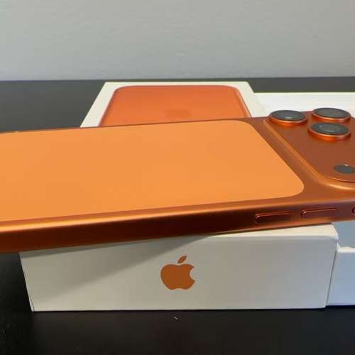 这是全新 iPhone 17 Pro Max 256GB 橙色解锁版（电池电量 100%，循环次数 0）