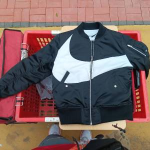 Nike Sportswear Swoosh Therma-FIT 雙面飛行夾克。