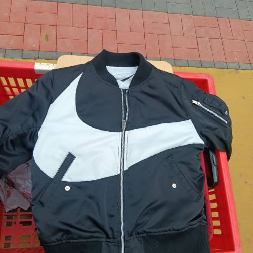 Nike Sportswear Swoosh Therma-FIT 雙面飛行夾克。