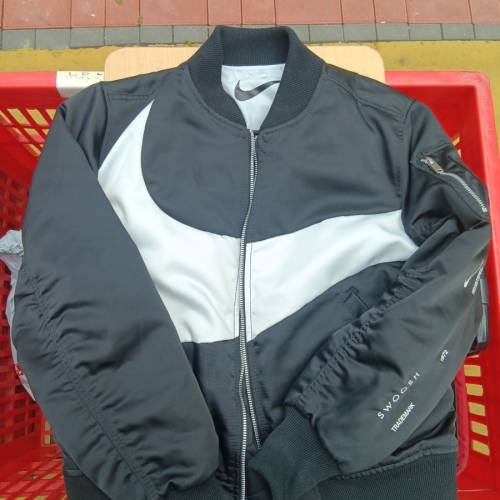 Nike Sportswear Swoosh Therma-FIT 雙面飛行夾克。