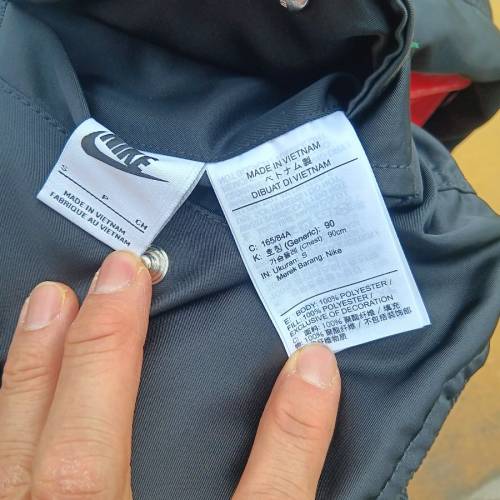 Nike Sportswear Swoosh Therma-FIT 雙面飛行夾克。