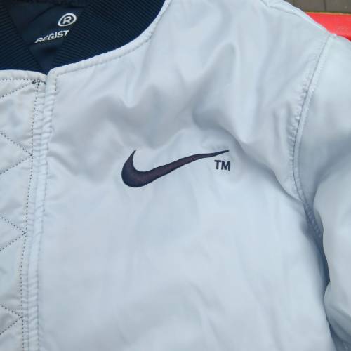 Nike Sportswear Swoosh Therma-FIT 雙面飛行夾克。