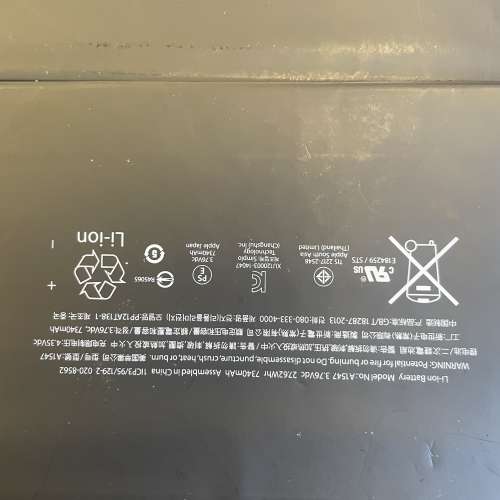 Apple iPad Air2. 原廠電池一片，死底板拆出來。