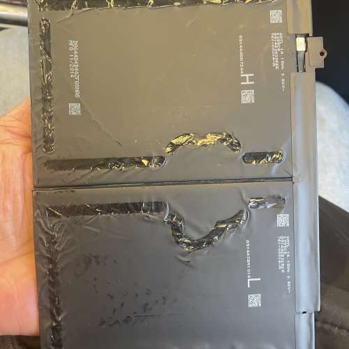 Apple iPad Air2. 原廠電池一片，死底板拆出來。
