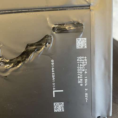 Apple iPad Air2. 原廠電池一片，死底板拆出來。
