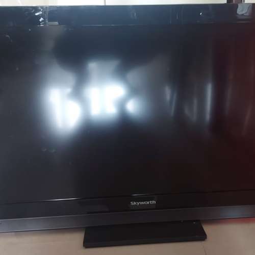 屯門良景輕鐵站交收 Skyworth led-32e61 32吋 LED 數碼電視 連遙控及底座