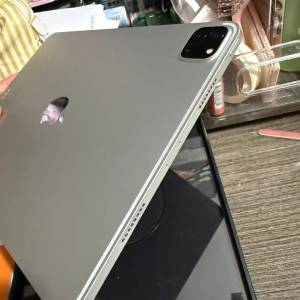 iPad Pro （第4代）11吋 (M2)128gb，港行極新，電池健康度94，還有保養至月底，有套...