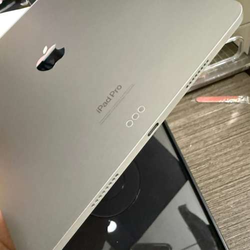 iPad Pro （第4代）11吋 (M2)128gb，港行極新，電池健康度94，還有保養至月底，有套...
