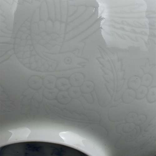 大明成化年制手绘青花蝶恋雕刻暗纹碗