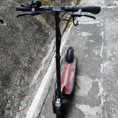 摺疊式電動滑板車