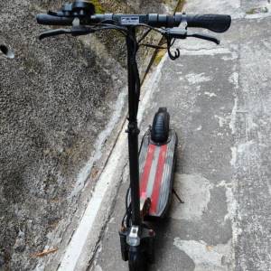 摺疊式電動滑板車