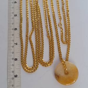 一手3條4mm32寸電金銅頸鏈,加上一個天然黃玉35mm平安扣，共售賣二百五十元。清貨歡...