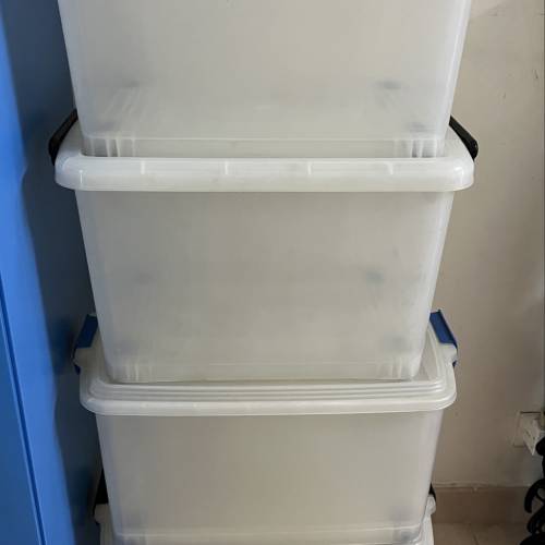 特大膠箱plastic boxes（有蓋有轆covers+wheels）