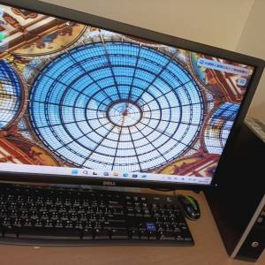 輕巧型HP桌上電腦组合，主機約8寸長X8寸濶X寸半厚