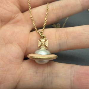 Vivienne Westwood Blanche Small Orb Pendant 十年經典・長款珍珠