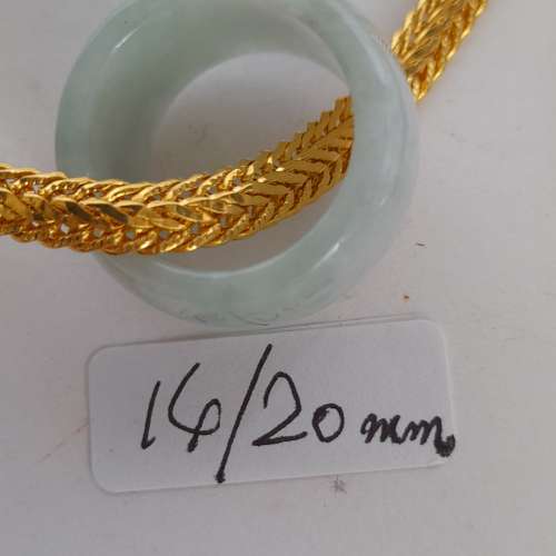 翡翠A玉戒指14/20mm 內徑，配上6mm16寸電白金及黃金色銅頸鏈兩條作吊咀用。no.29.4.26