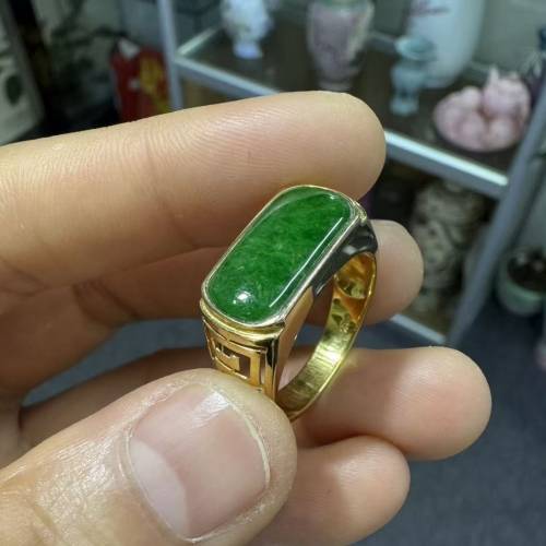18K（750）實金馬鞍坑種滿緣綠戒指