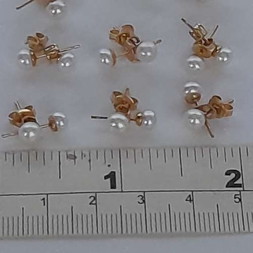 一手十對5mm麵包形淡水珍珠珍珠耳環，共售180元.，多量價錢可商議。no.3.4.26