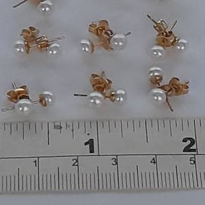 一手十對5mm麵包形淡水珍珠珍珠耳環，共售180元.，多量價錢可商議。no.3.4.26