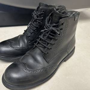 【85% 新】Camper 黑色真皮雕花短靴 EU 39