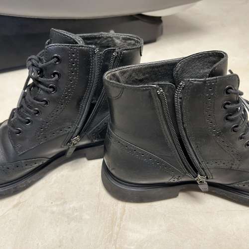 【85% 新】Camper 黑色真皮雕花短靴 EU 39