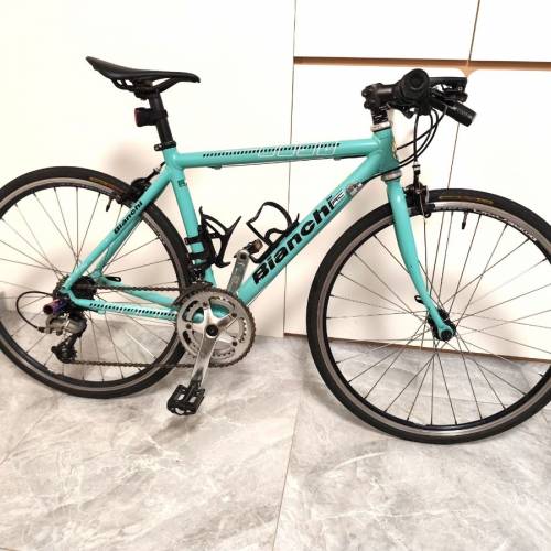 Bianchi 小鐵人公路車 | 鋁架碳叉 | 碳纖維車把 | Shimano Deore 套件 | Ambrosio ...