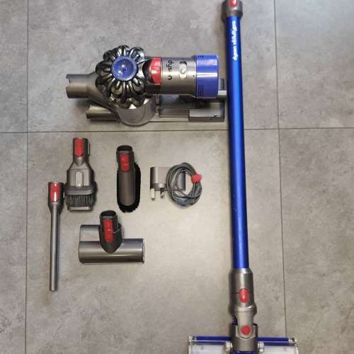 Dyson V8 無線吸塵機一套 (今年三月新換電池)