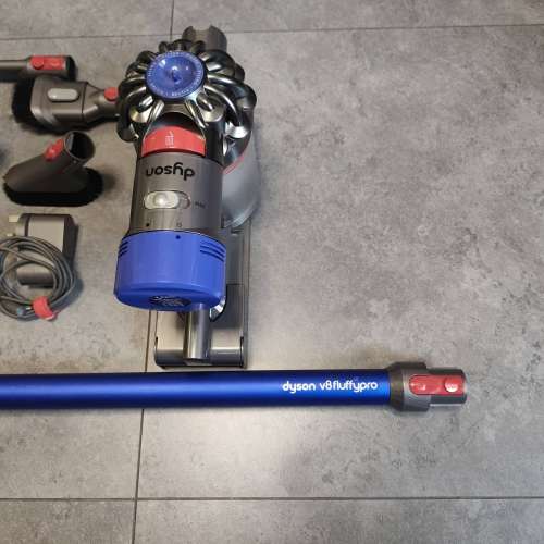 Dyson V8 無線吸塵機一套 (今年三月新換電池)