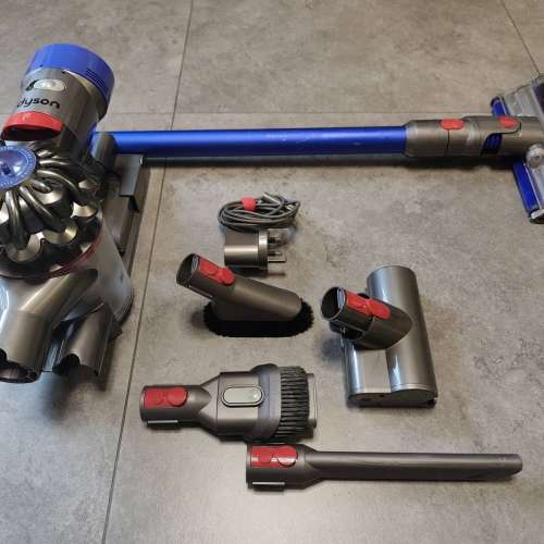 Dyson V8 無線吸塵機一套 (今年三月新換電池)