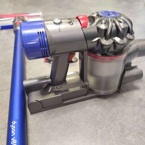 Dyson V8 無線吸塵機一套 (今年三月新換電池)