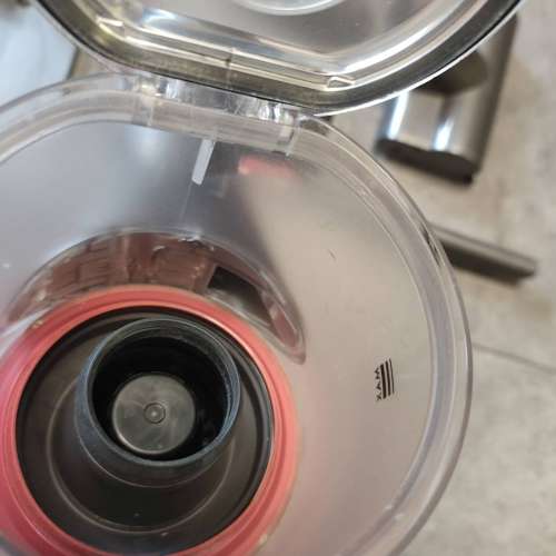 Dyson V8 無線吸塵機一套 (今年三月新換電池)