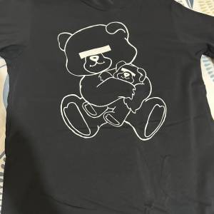 Undercover 熊Logo Tee