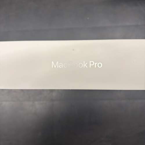 这是 2025款苹果MacBook Pro 14英寸 M5芯片 16GB内存 512GB固态硬盘 银色 MDE44LL/A