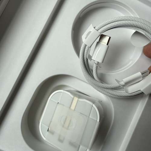 全新Apple 原廠正版快速充電器一套！iPhone 15-17全系列都適用，交收時間地點互就！