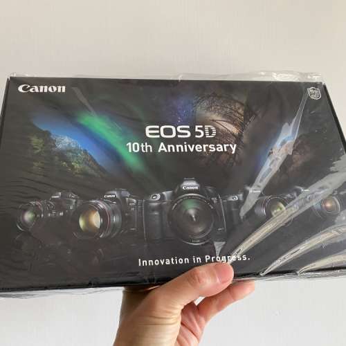 全新原裝正品 限量 CANON EOS 5D 10週年紀念襟針套裝相架 襟章 扣針 COLLECTION PI...